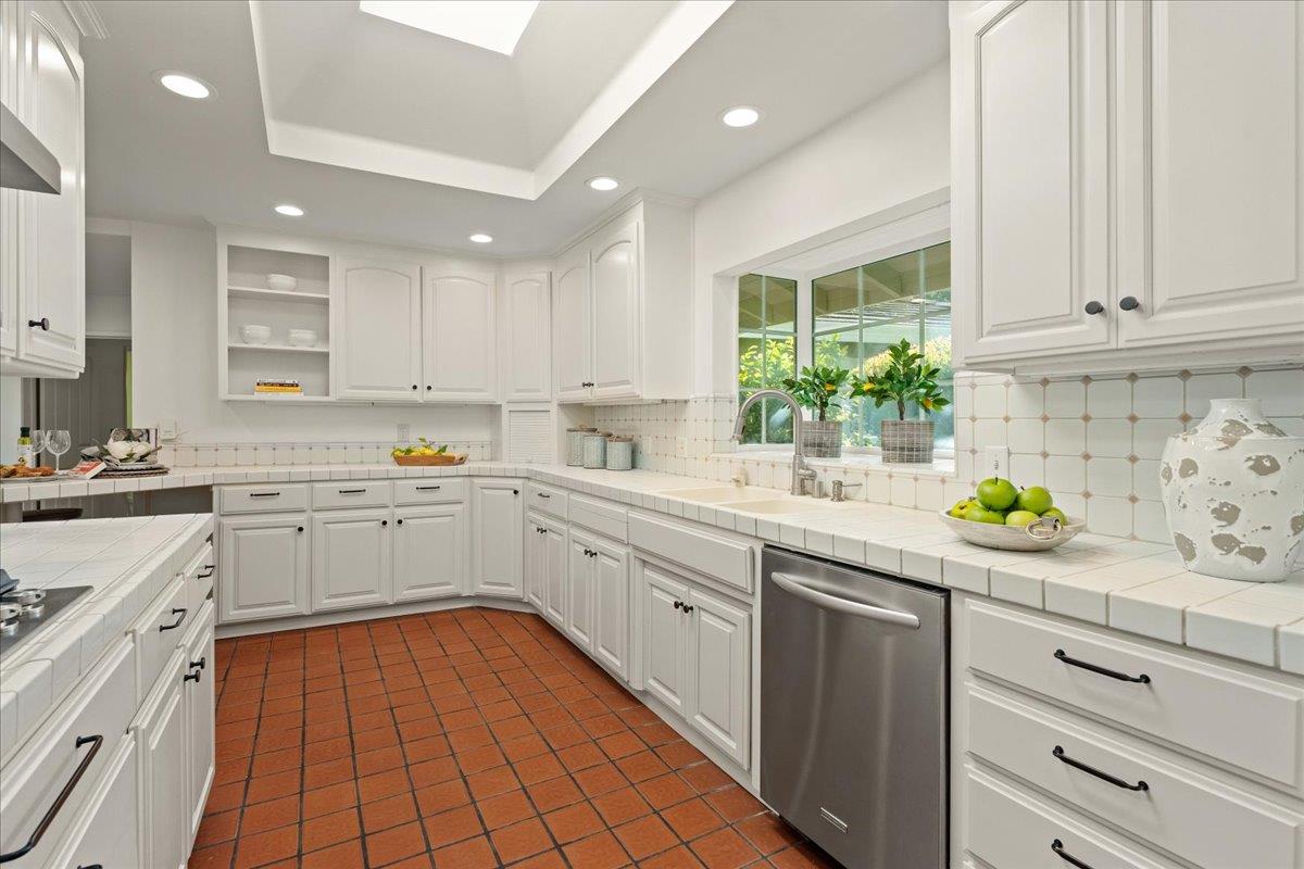 Detail Gallery Image 16 of 45 For 15550 Winchester Blvd, Los Gatos,  CA 95030 - 3 Beds | 2/1 Baths