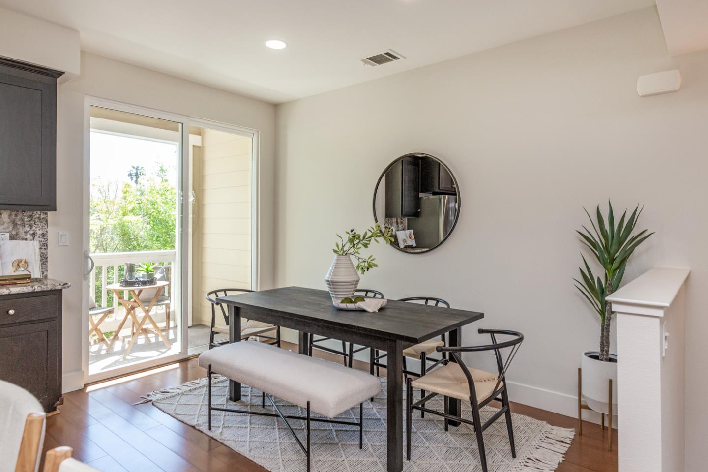 Detail Gallery Image 10 of 22 For 909 Arietta Dr, Mountain View,  CA 94043 - 4 Beds | 2/1 Baths