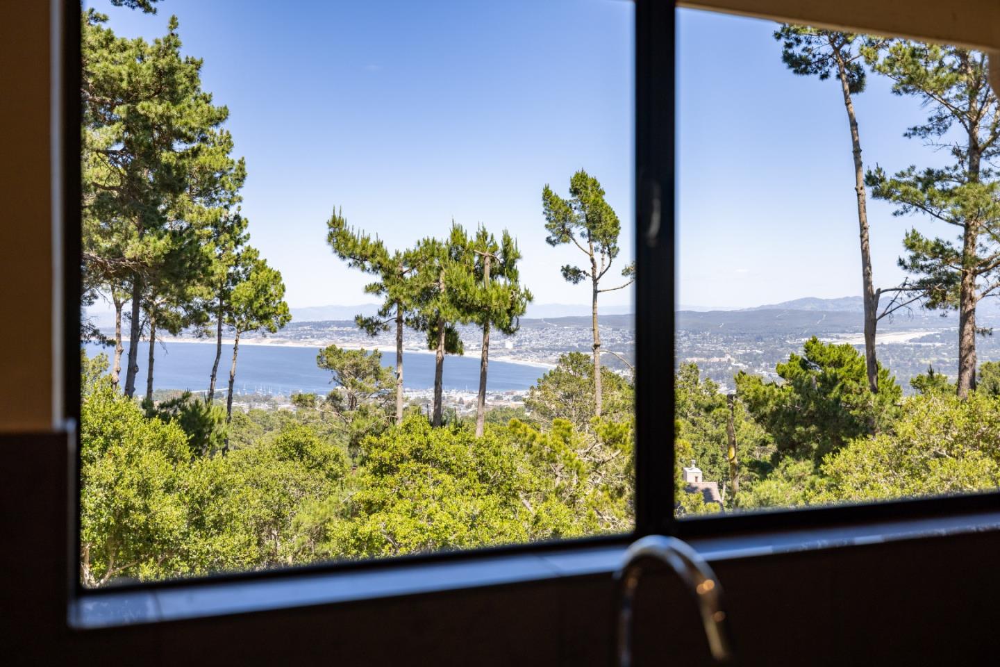 Detail Gallery Image 10 of 32 For 70 Forest Ridge Rd #1,  Monterey,  CA 93940 - 2 Beds | 2/1 Baths