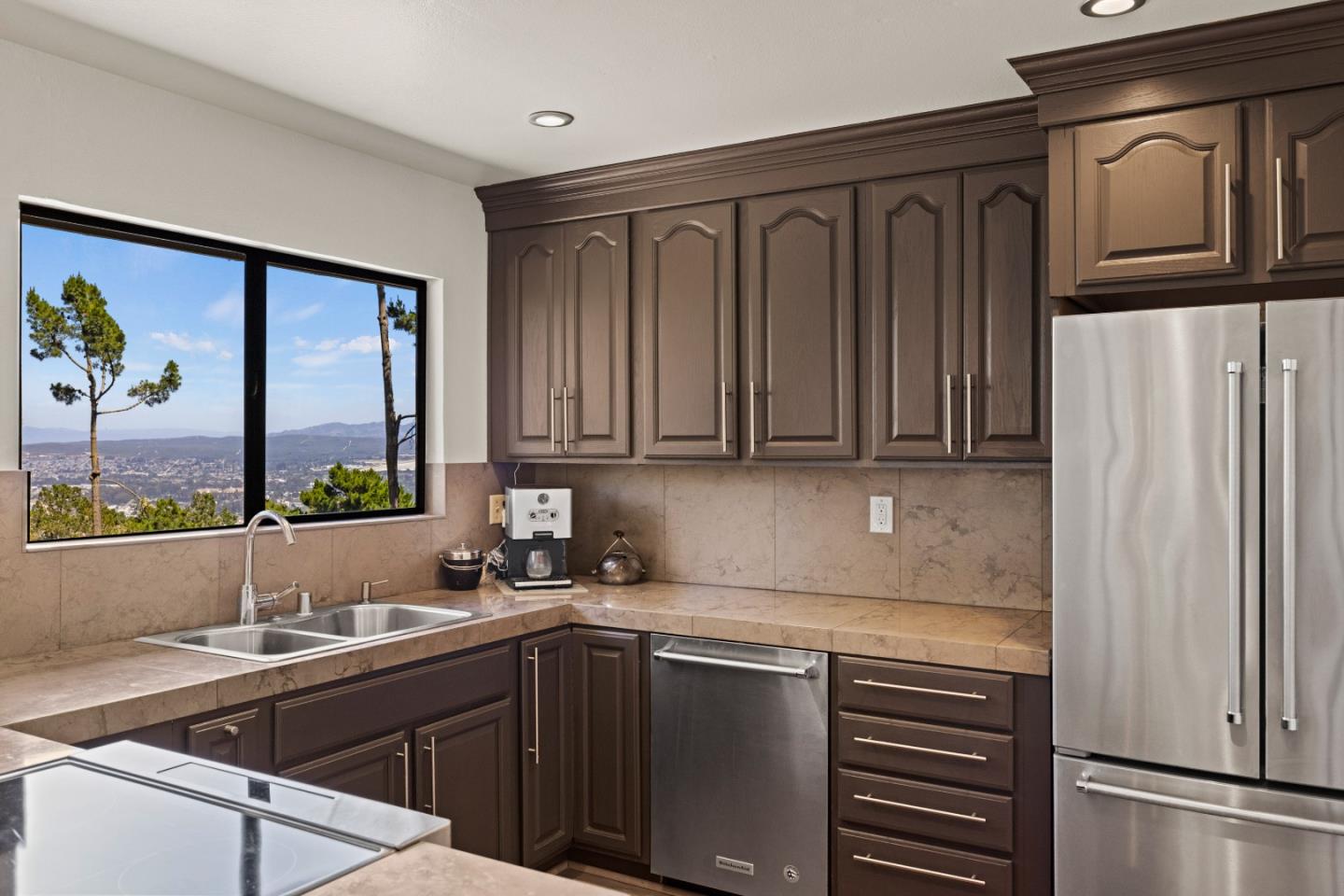 Detail Gallery Image 11 of 32 For 70 Forest Ridge Rd #1,  Monterey,  CA 93940 - 2 Beds | 2/1 Baths