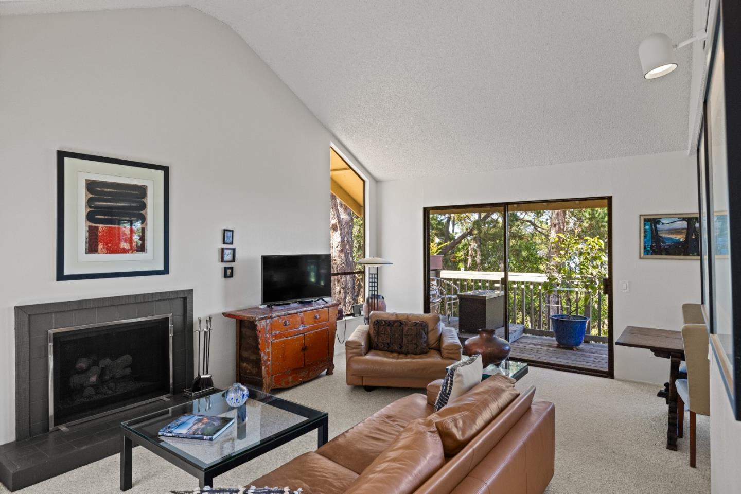 Detail Gallery Image 4 of 32 For 70 Forest Ridge Rd #1,  Monterey,  CA 93940 - 2 Beds | 2/1 Baths