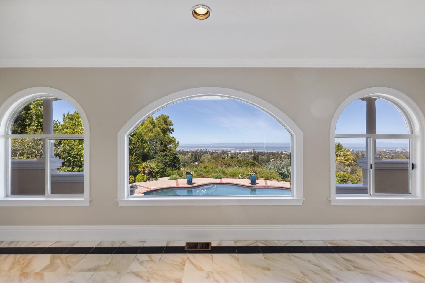 Detail Gallery Image 14 of 59 For 2500 Summit Dr, Hillsborough,  CA 94010 - 5 Beds | 4 Baths