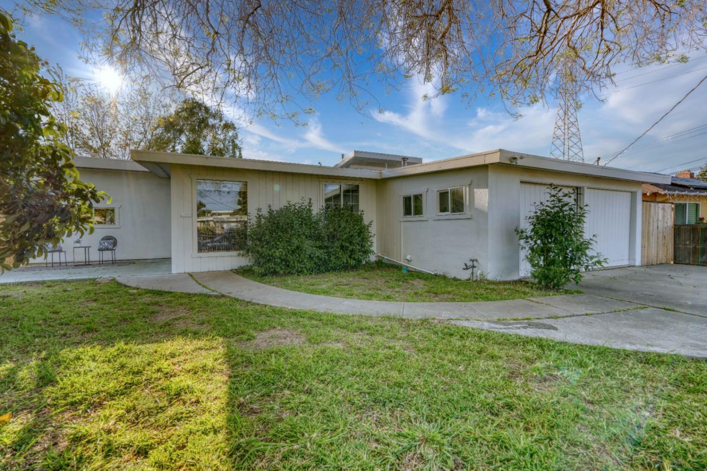 Detail Gallery Image 1 of 33 For 2689 Gonzaga St, East Palo Alto,  CA 94303 - 4 Beds | 2 Baths