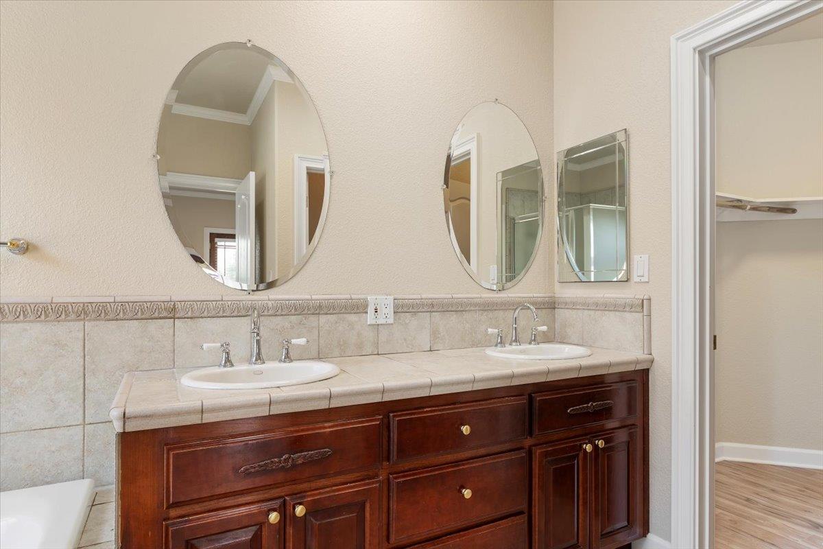 Detail Gallery Image 27 of 47 For 2557 Colonial Cir, Royal Oaks,  CA 95076 - 3 Beds | 2/1 Baths