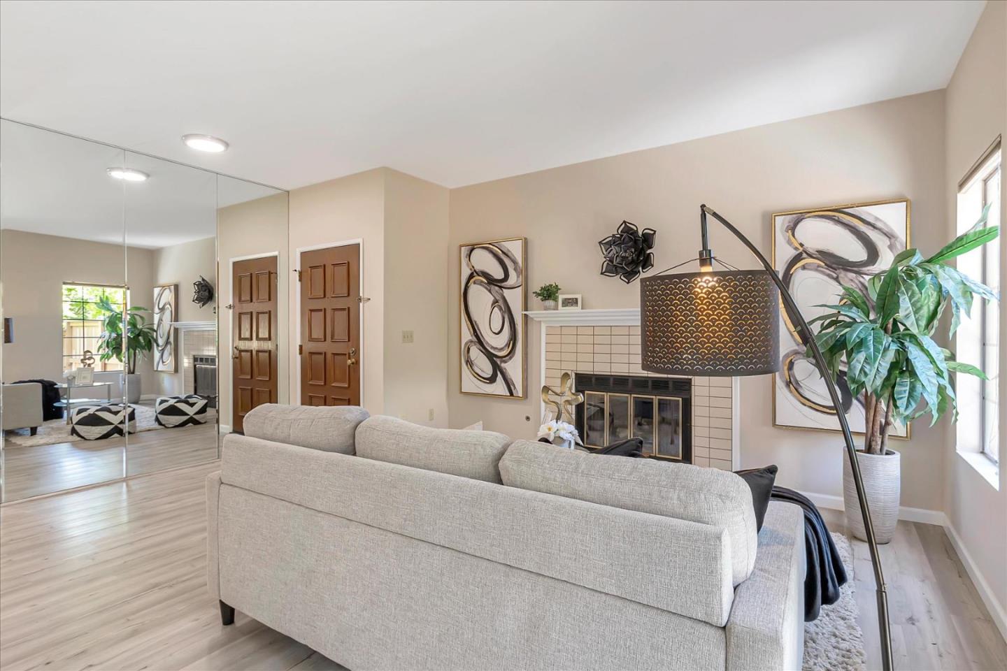 Detail Gallery Image 6 of 28 For 2052 Foxhall Loop, San Jose,  CA 95125 - 2 Beds | 2 Baths