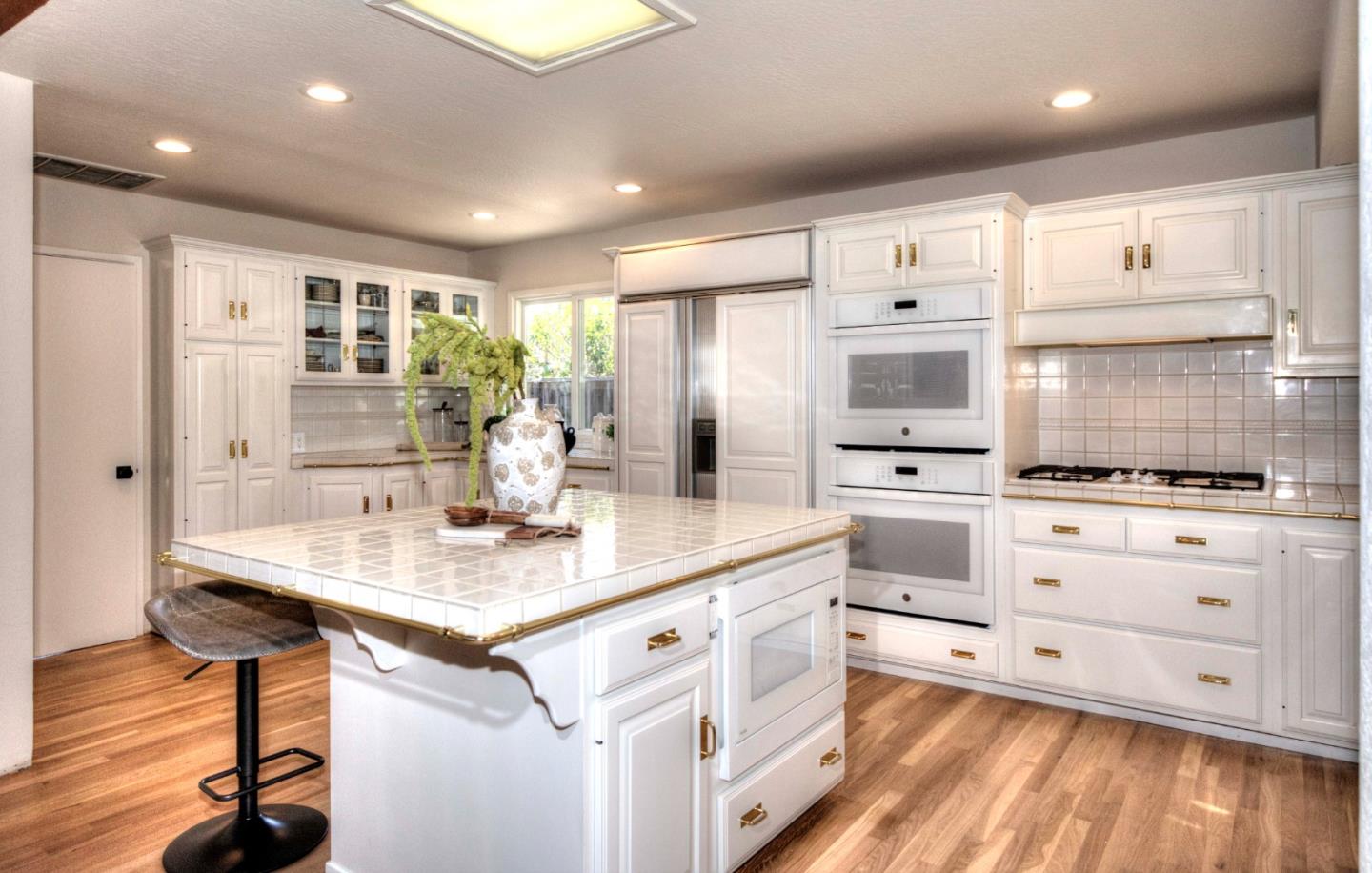 Detail Gallery Image 4 of 20 For 1240 Lisa Ln, Los Altos,  CA 94024 - 4 Beds | 2/1 Baths