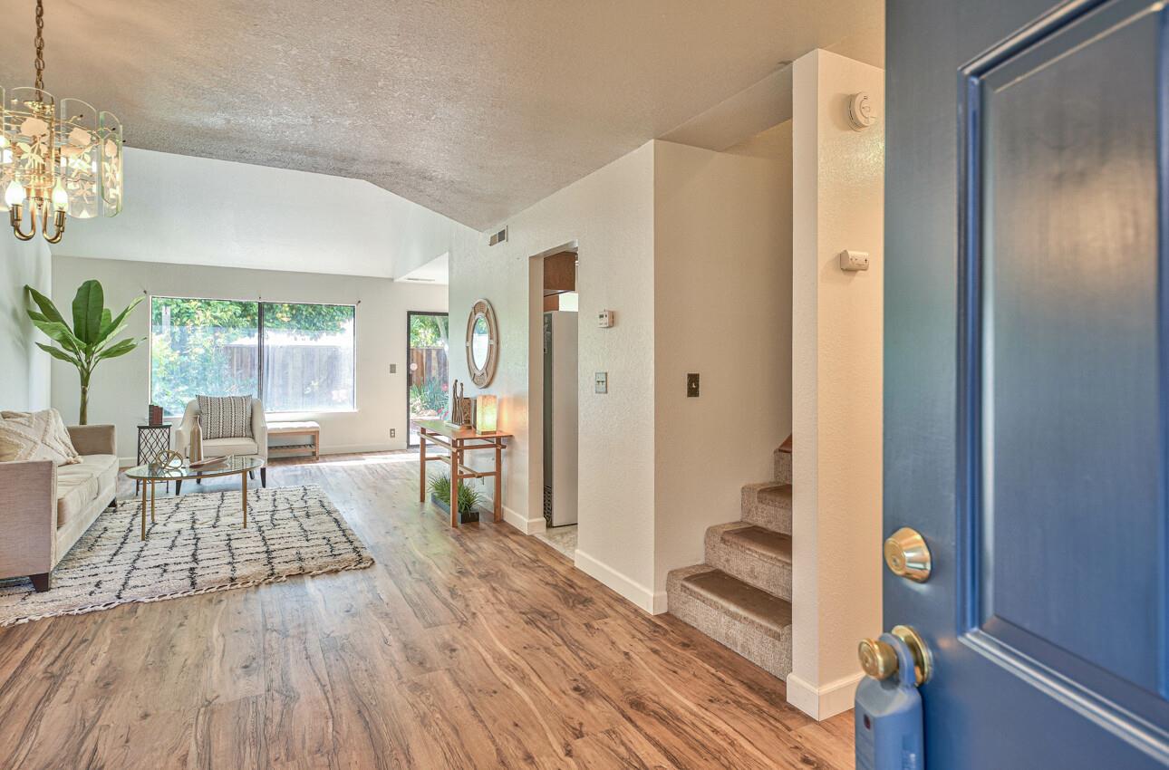 Detail Gallery Image 4 of 20 For 17067 Creekside Cir, Morgan Hill,  CA 95037 - 3 Beds | 2/1 Baths
