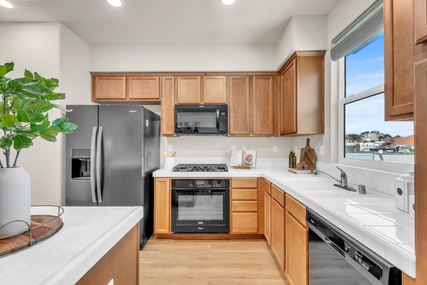 Detail Gallery Image 7 of 35 For 20 Hibiscus Ct, Daly City,  CA 94014 - 3 Beds | 2/1 Baths