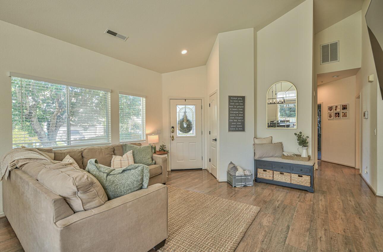 Detail Gallery Image 4 of 31 For 26210 Acclaim Ct, Salinas,  CA 93908 - 3 Beds | 2 Baths