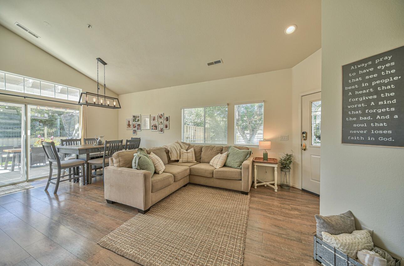 Detail Gallery Image 5 of 31 For 26210 Acclaim Ct, Salinas,  CA 93908 - 3 Beds | 2 Baths