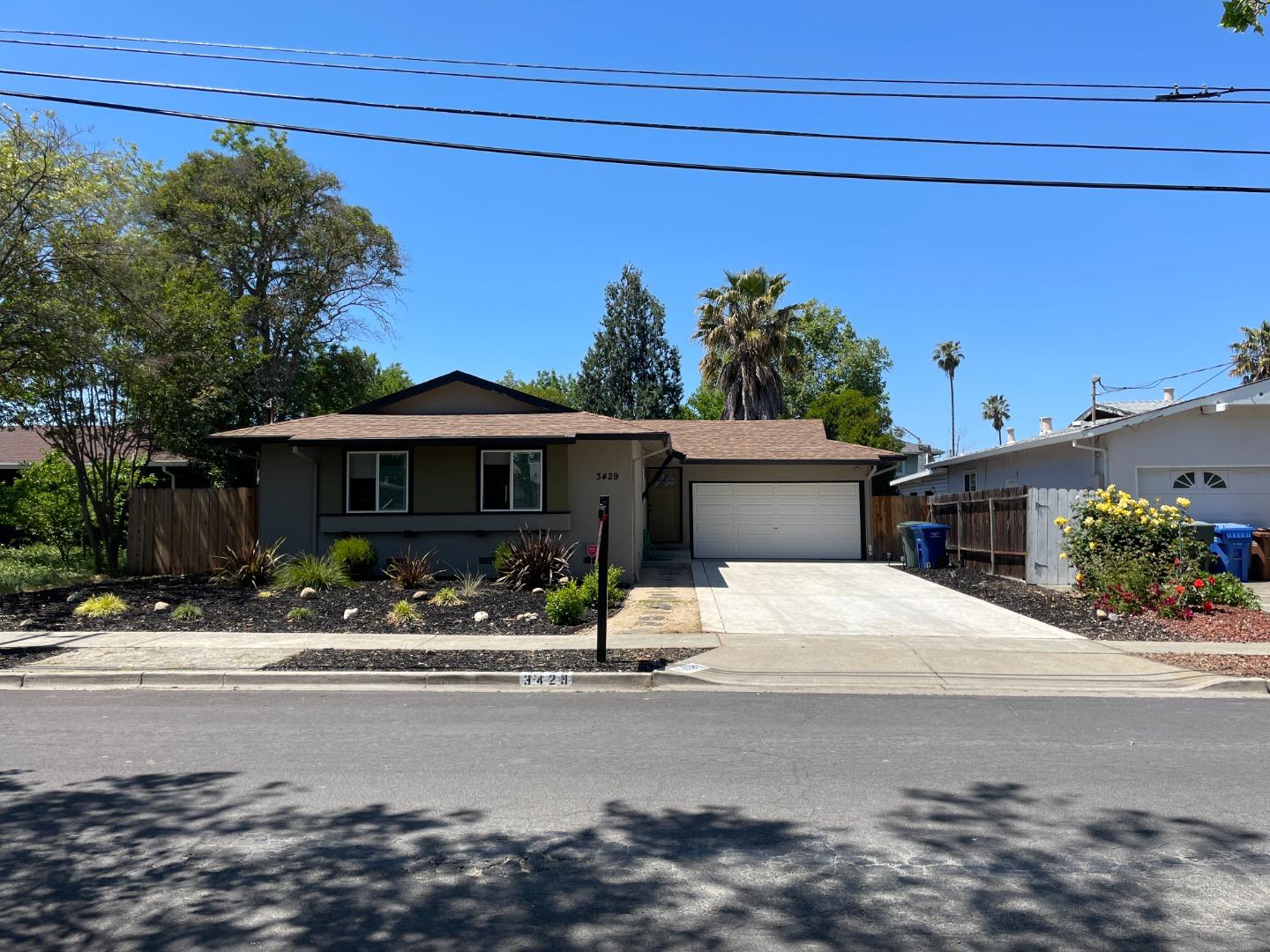 Detail Gallery Image 1 of 21 For 3429 Thunderbird Dr, Concord,  CA 94520 - 3 Beds | 2 Baths