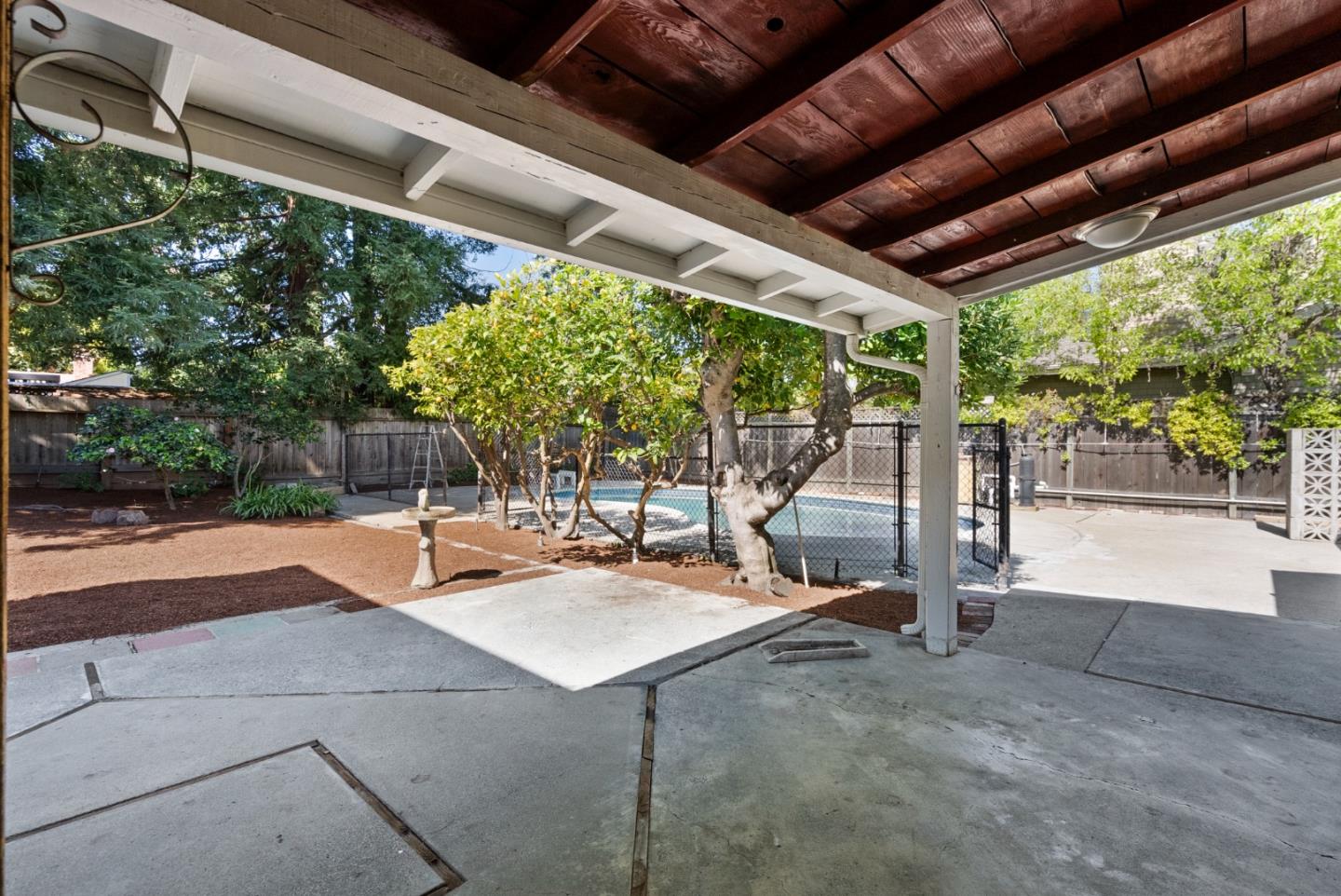 Detail Gallery Image 4 of 7 For 4058 Laguna Way, Palo Alto,  CA 94306 - 4 Beds | 2/1 Baths