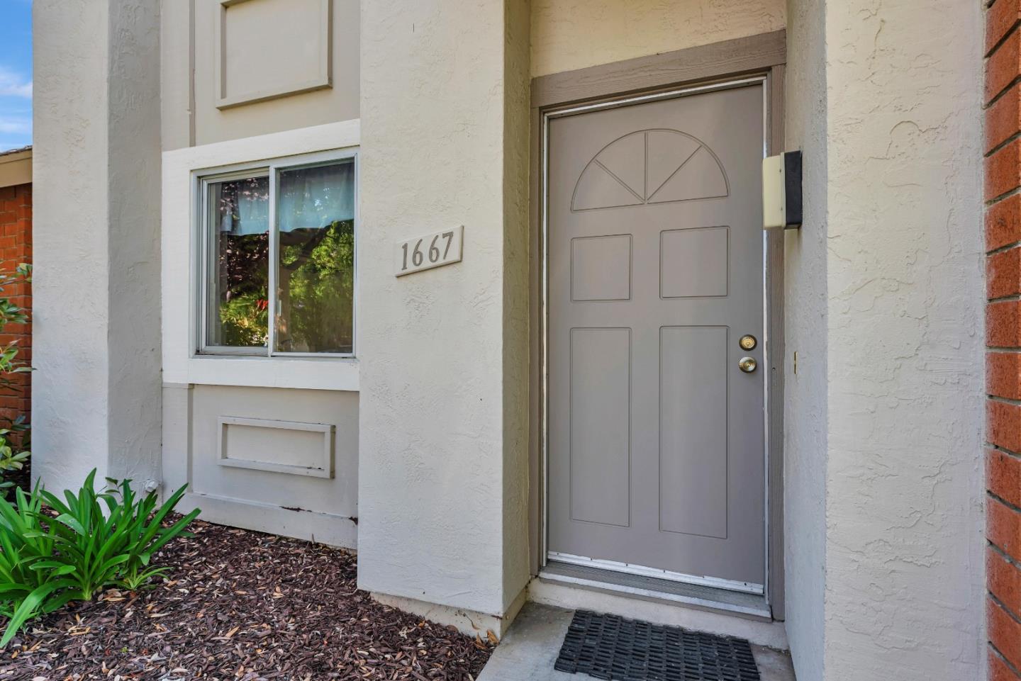 Detail Gallery Image 3 of 26 For 1667 New Brunswick Ave, Sunnyvale,  CA 94087 - 3 Beds | 2/1 Baths