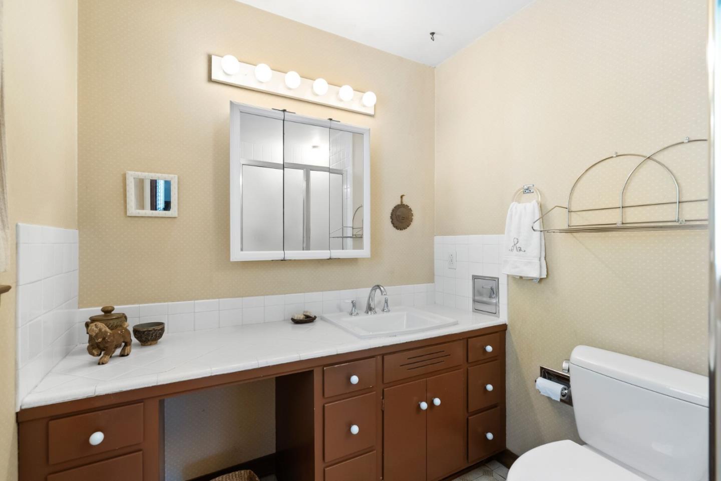 Detail Gallery Image 20 of 24 For 313 Windsor Dr, San Carlos,  CA 94070 - 3 Beds | 2/1 Baths