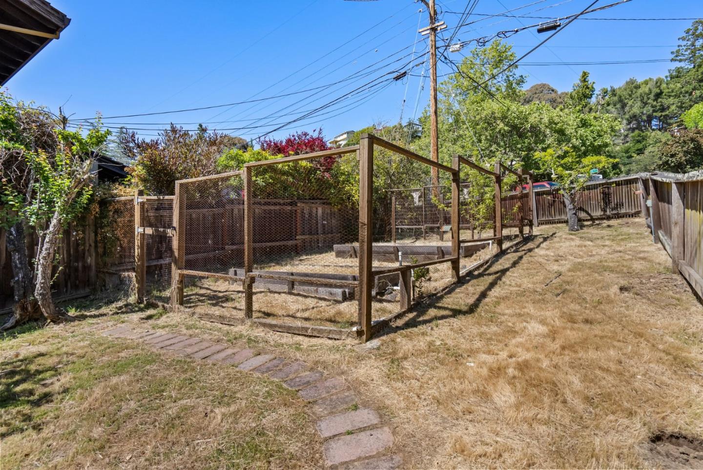 Detail Gallery Image 22 of 24 For 313 Windsor Dr, San Carlos,  CA 94070 - 3 Beds | 2/1 Baths