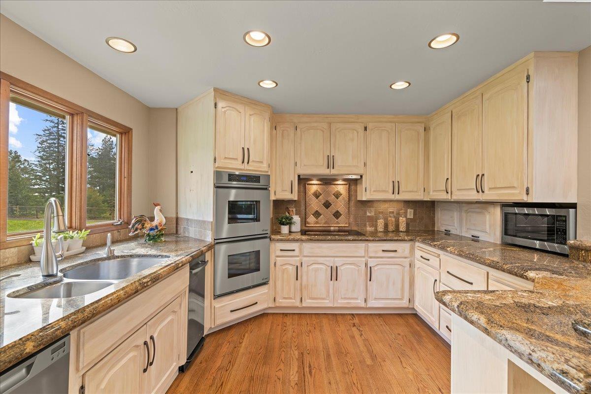 Detail Gallery Image 9 of 66 For 24360 Loma Prieta Ave, Los Gatos,  CA 95033 - 4 Beds | 3/1 Baths
