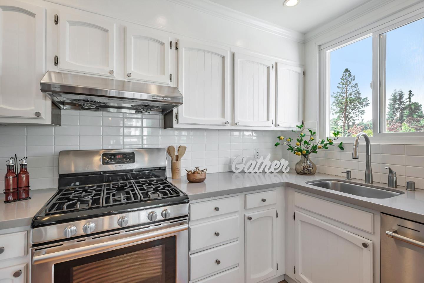 Detail Gallery Image 12 of 38 For 204 Manor Dr, San Carlos,  CA 94070 - 3 Beds | 2/1 Baths