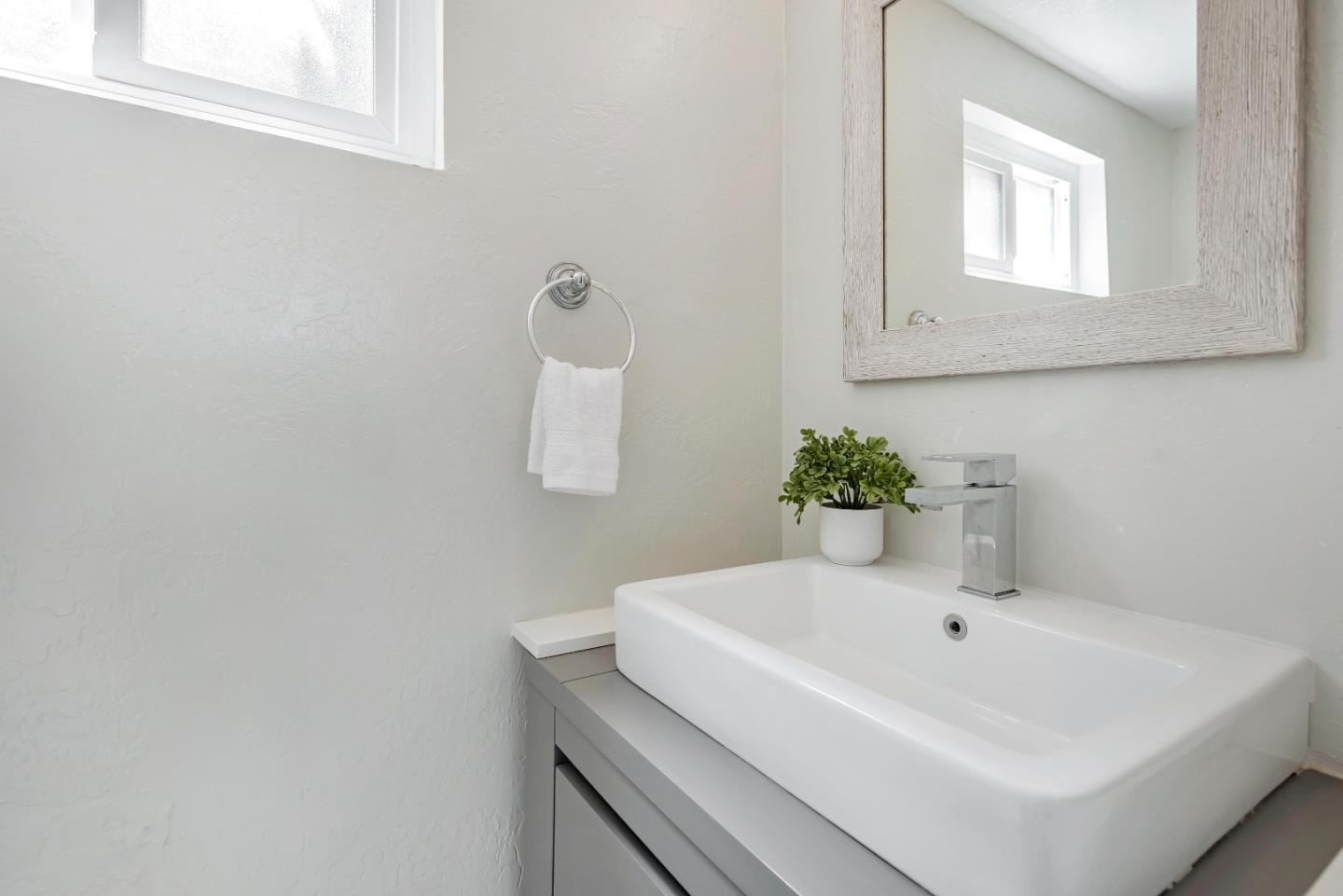 Detail Gallery Image 28 of 38 For 204 Manor Dr, San Carlos,  CA 94070 - 3 Beds | 2/1 Baths