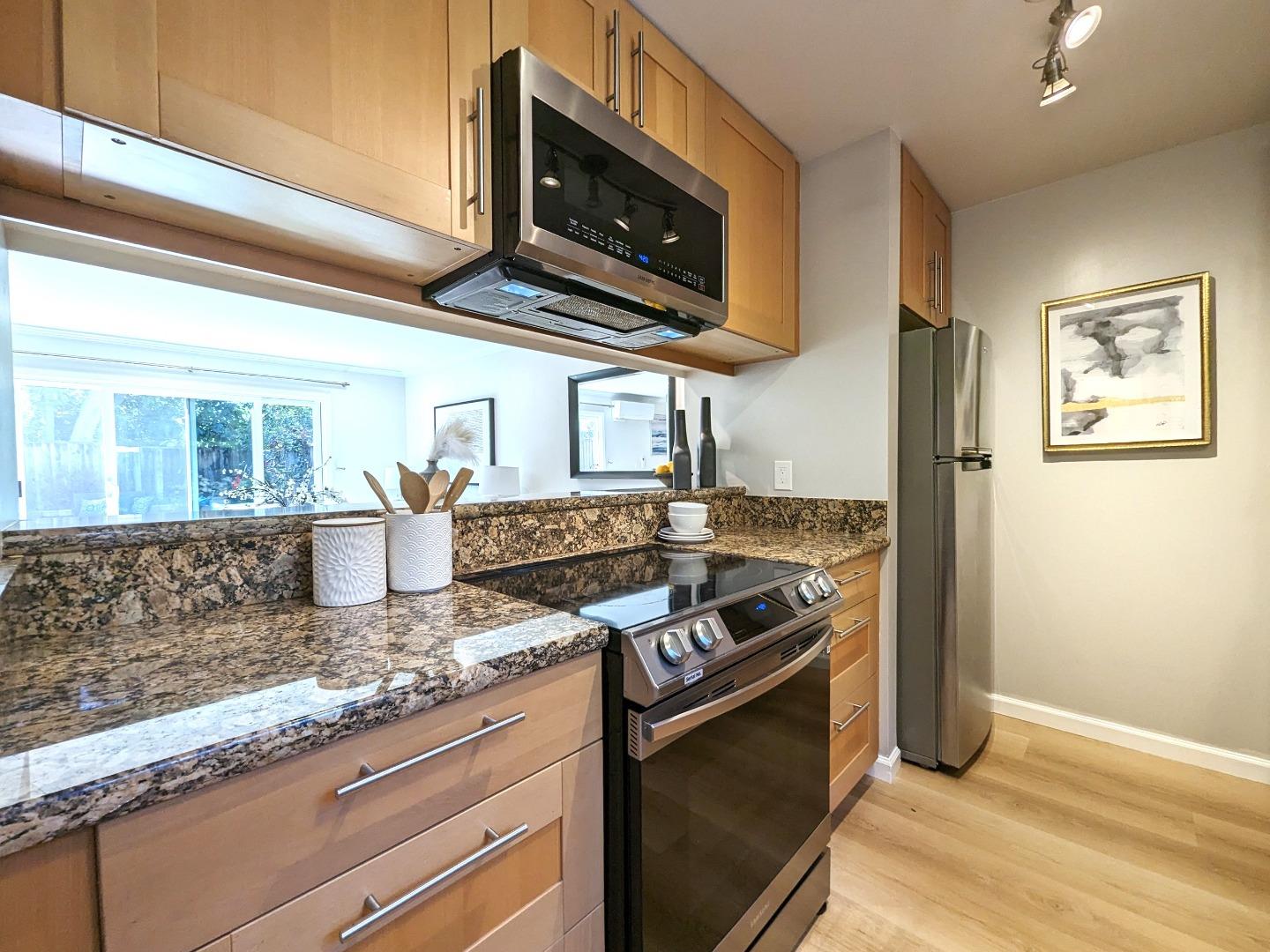 Detail Gallery Image 8 of 27 For 1921 Rock St #30,  Mountain View,  CA 94043 - 2 Beds | 1/1 Baths