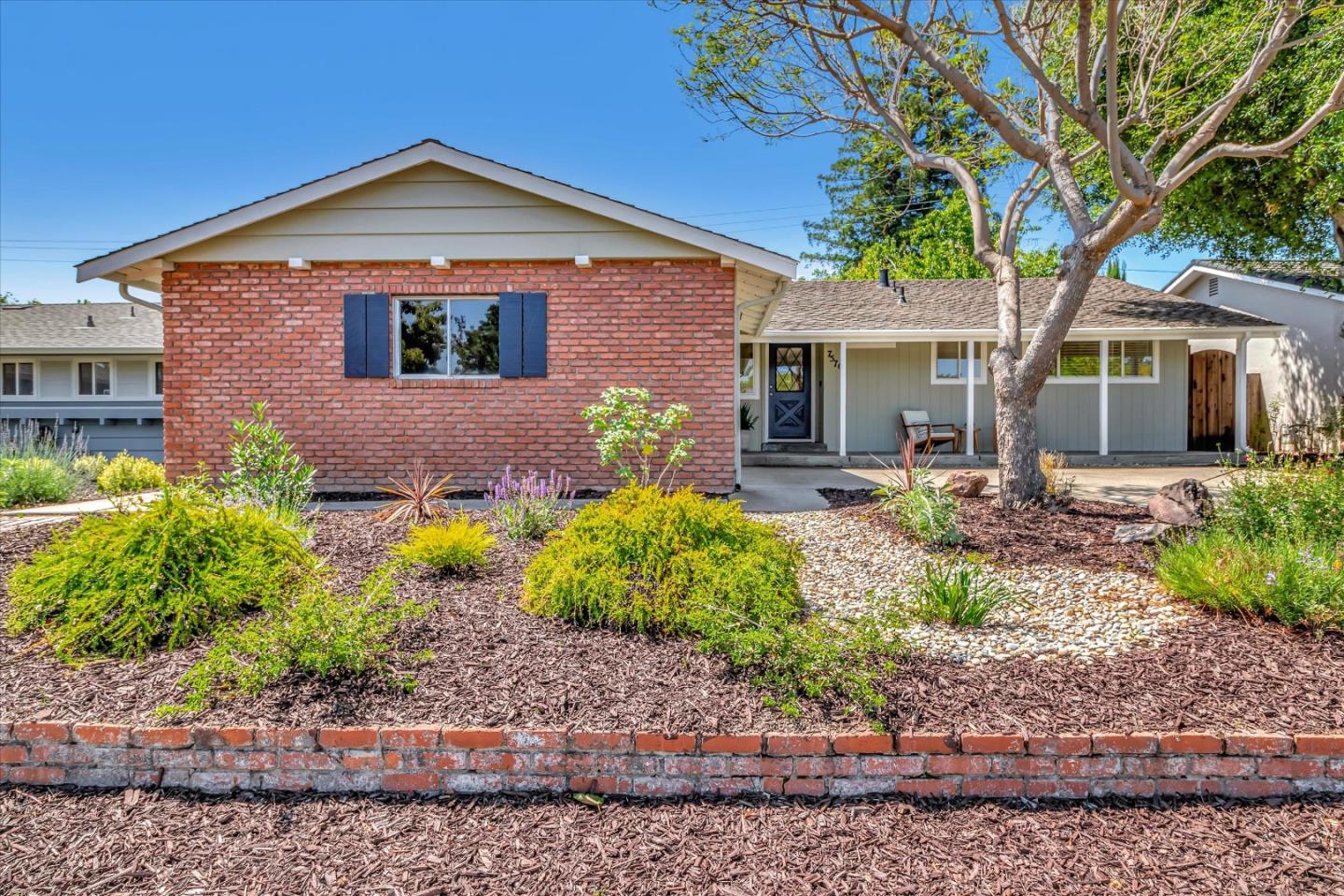 Detail Gallery Image 2 of 42 For 7576 Kirwin Ln, Cupertino,  CA 95014 - 4 Beds | 2 Baths