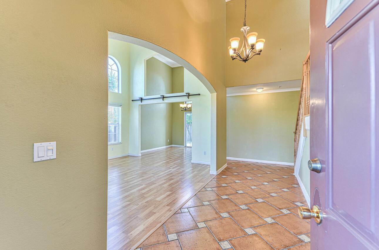 Detail Gallery Image 5 of 48 For 1128 Rockport Way, Salinas,  CA 93906 - 5 Beds | 3 Baths