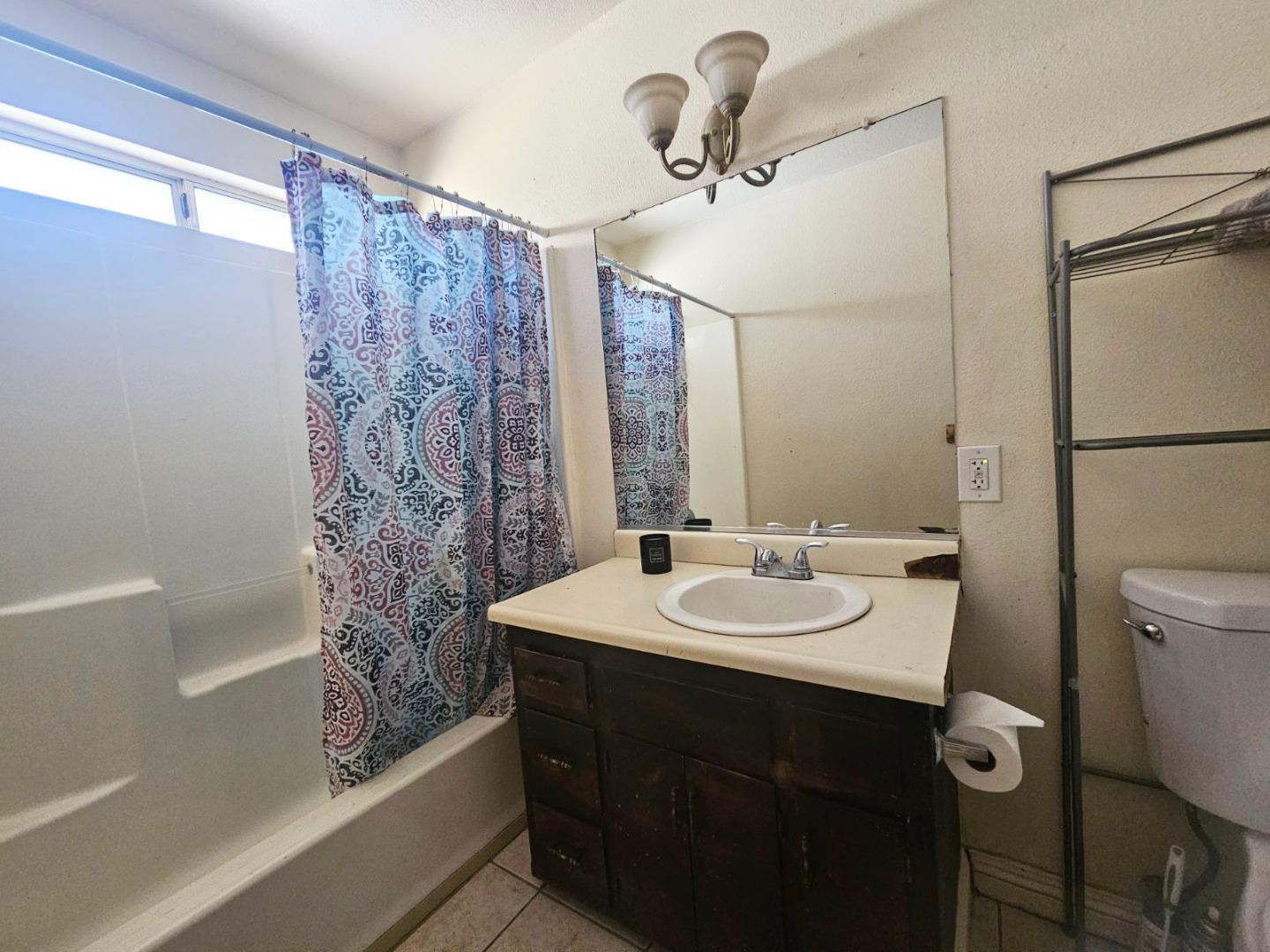 Detail Gallery Image 6 of 8 For 425 S Orange St, Turlock,  CA 95380 - 3 Beds | 2 Baths