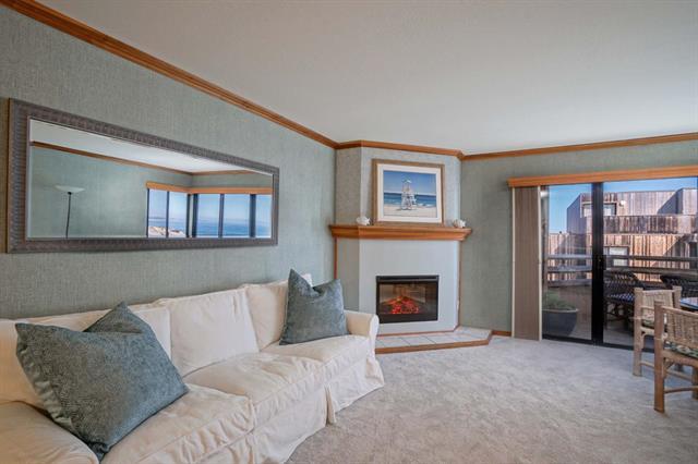 Detail Gallery Image 3 of 24 For 125 Surf Way #325,  Monterey,  CA 93940 - 1 Beds | 1 Baths