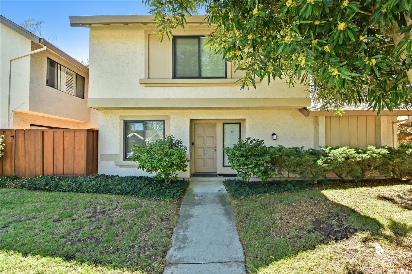 Detail Gallery Image 1 of 27 For 406 Hogarth Ter, Sunnyvale,  CA 94087 - 3 Beds | 2/1 Baths