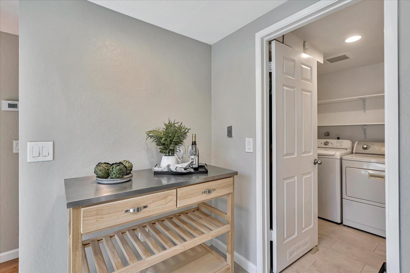 Detail Gallery Image 11 of 27 For 406 Hogarth Ter, Sunnyvale,  CA 94087 - 3 Beds | 2/1 Baths