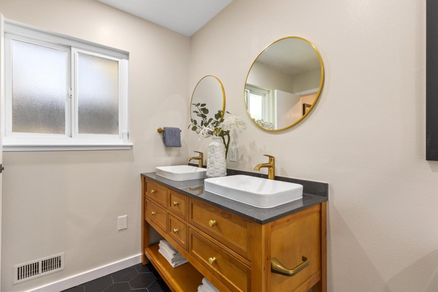 Detail Gallery Image 20 of 44 For 2744 Lakeview Dr, San Leandro,  CA 94577 - 3 Beds | 2 Baths