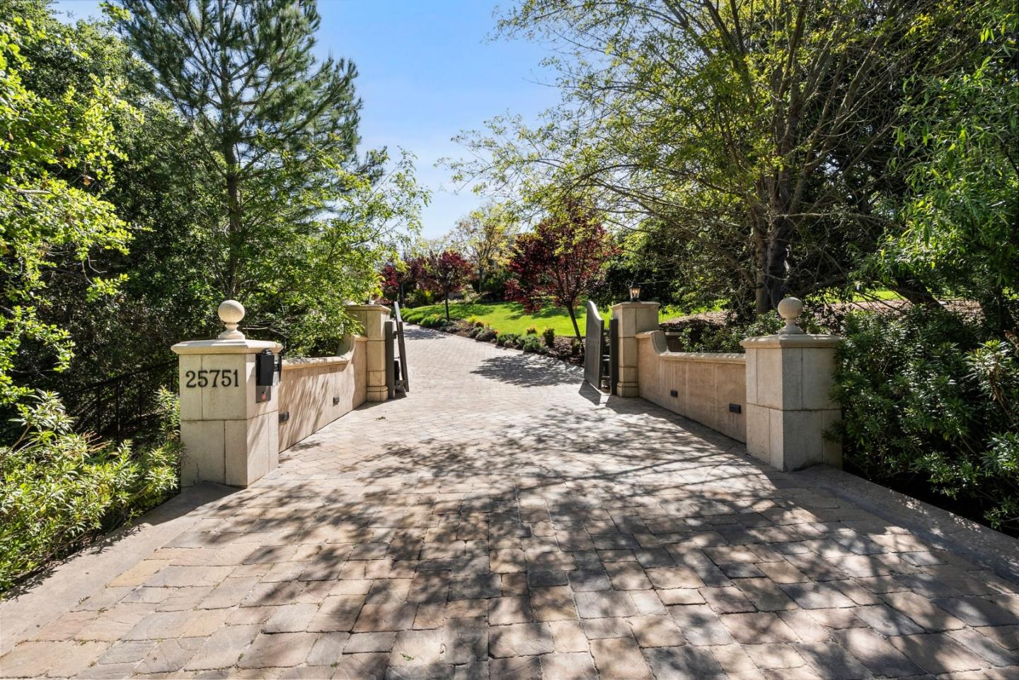Detail Gallery Image 2 of 82 For 25751 Elena Rd, Los Altos Hills,  CA 94022 - 6 Beds | 8/1 Baths