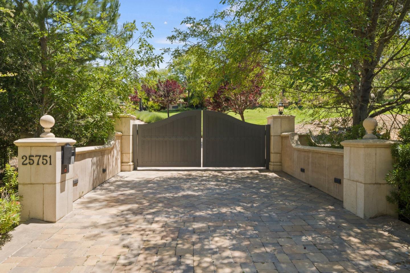 Detail Gallery Image 3 of 82 For 25751 Elena Rd, Los Altos Hills,  CA 94022 - 6 Beds | 8/1 Baths
