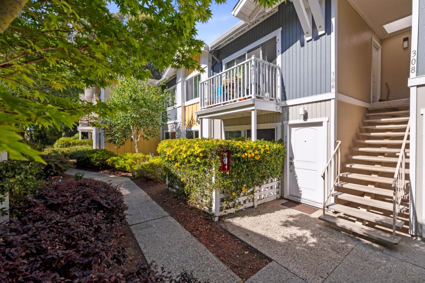 Detail Gallery Image 2 of 29 For 755 14th Ave #305,  Santa Cruz,  CA 95062 - 2 Beds | 1 Baths