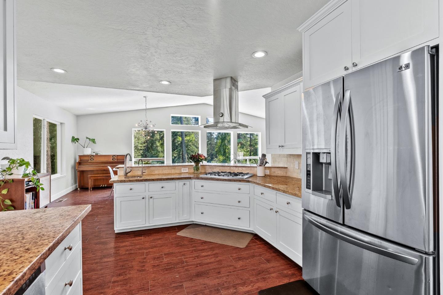 Detail Gallery Image 13 of 72 For 114 Sawyer Cir, Scotts Valley,  CA 95066 - 6 Beds | 4/1 Baths