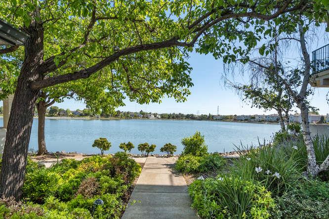 Detail Gallery Image 2 of 19 For 601 Baltic Cir #631,  Redwood Shores,  CA 94065 - 2 Beds | 2/1 Baths