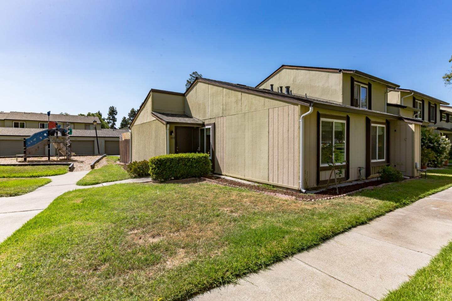 Detail Gallery Image 1 of 28 For 2008 Quadros Ln, San Jose,  CA 95131 - 3 Beds | 1 Baths