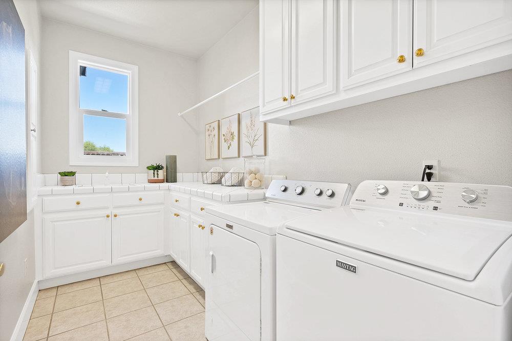 Detail Gallery Image 22 of 86 For 1299 Perrien Ct, Hollister,  CA 95023 - 3 Beds | 3/1 Baths