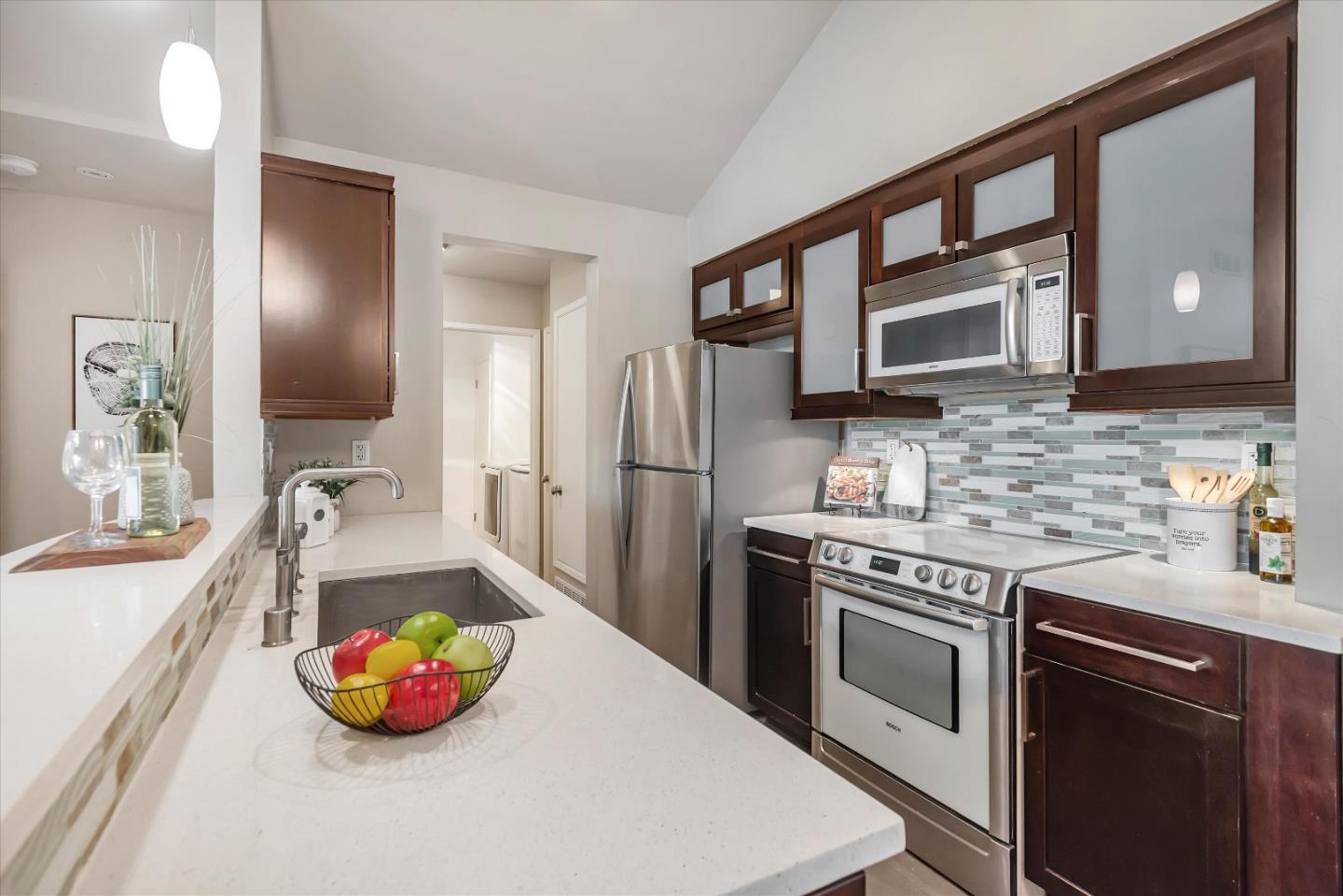Detail Gallery Image 6 of 29 For 1668 Vista Del Sol #8,  San Mateo,  CA 94404 - 2 Beds | 2 Baths