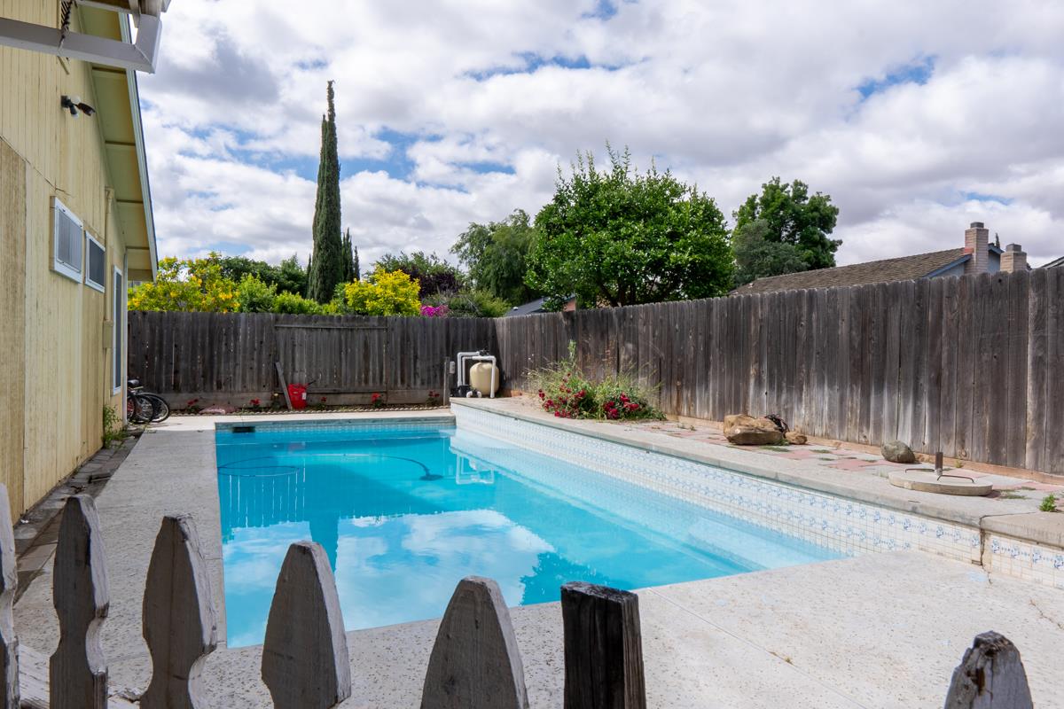 2129 Blue Ridge Ave, Los Banos, CA 93635 photo 4