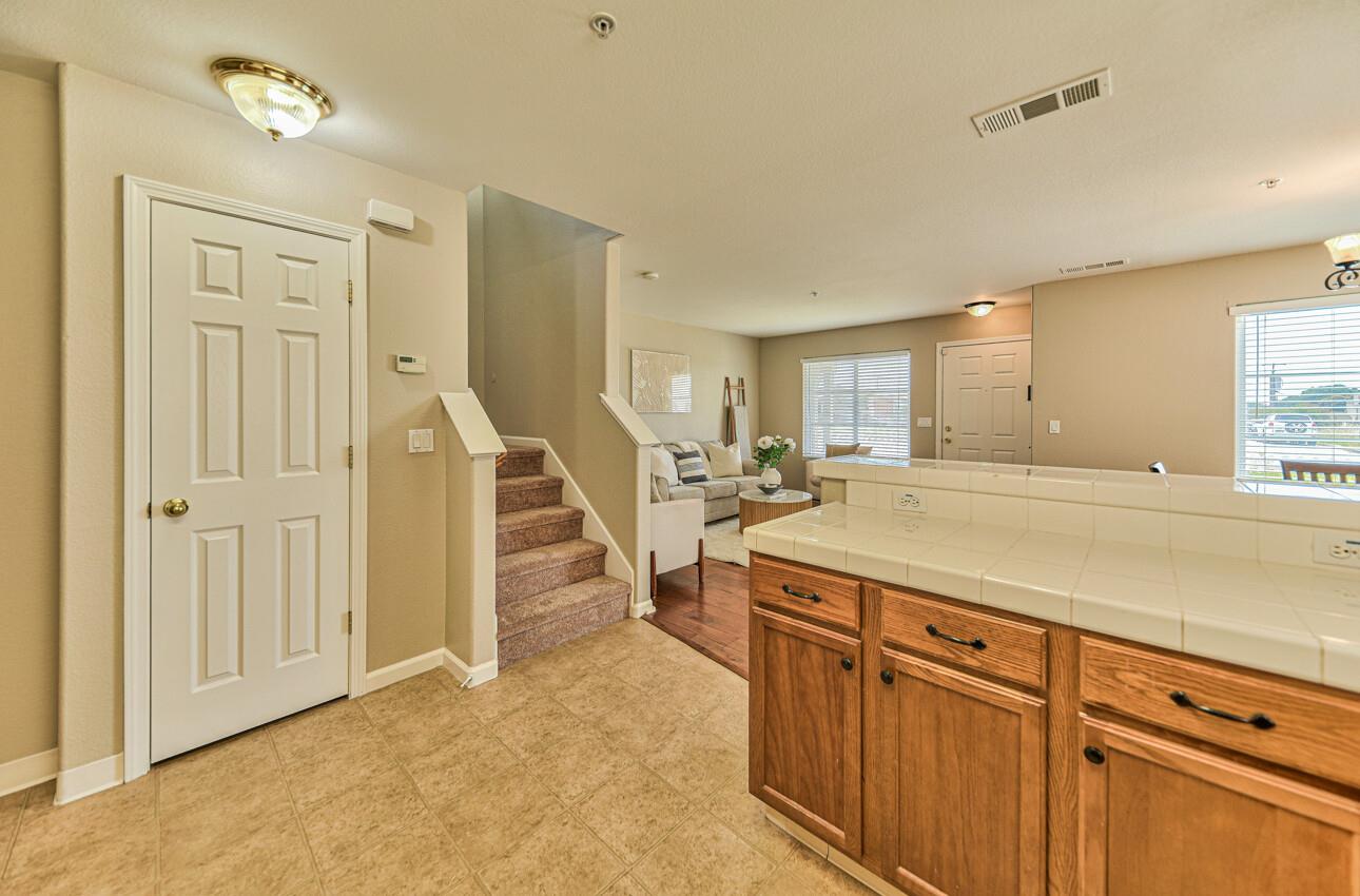 Detail Gallery Image 13 of 33 For 885 Rogge Rd, Salinas,  CA 93906 - 3 Beds | 2/1 Baths