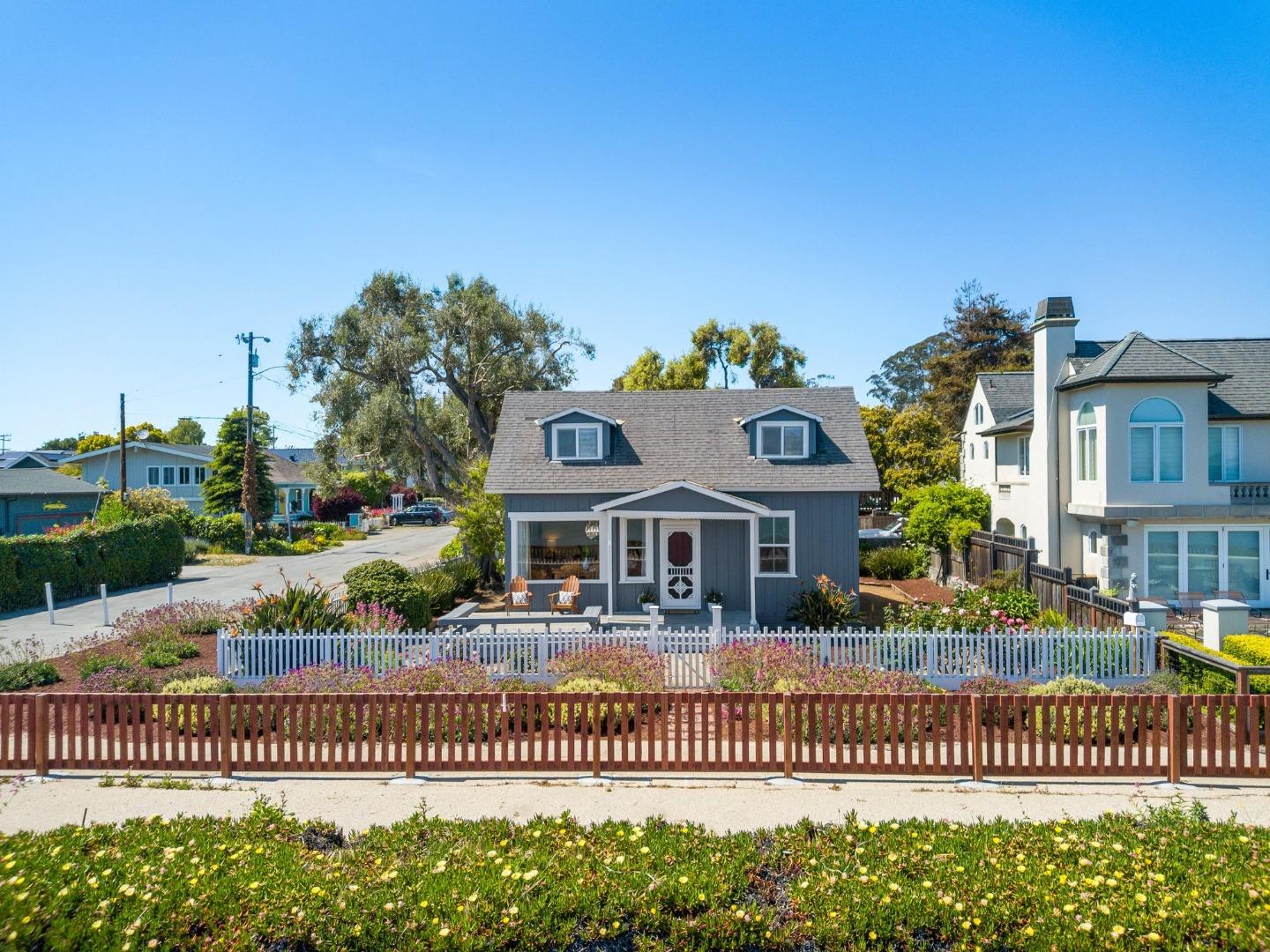 Detail Gallery Image 2 of 46 For 302 Grand Ave, Capitola,  CA 95010 - 4 Beds | 2 Baths