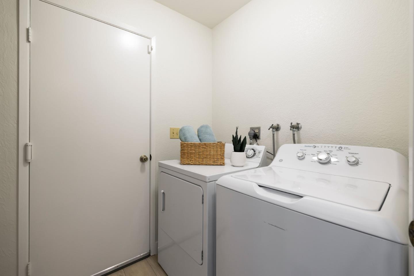 Detail Gallery Image 6 of 41 For 1543 Meadowlark Ln, Sunnyvale,  CA 94087 - 4 Beds | 2 Baths
