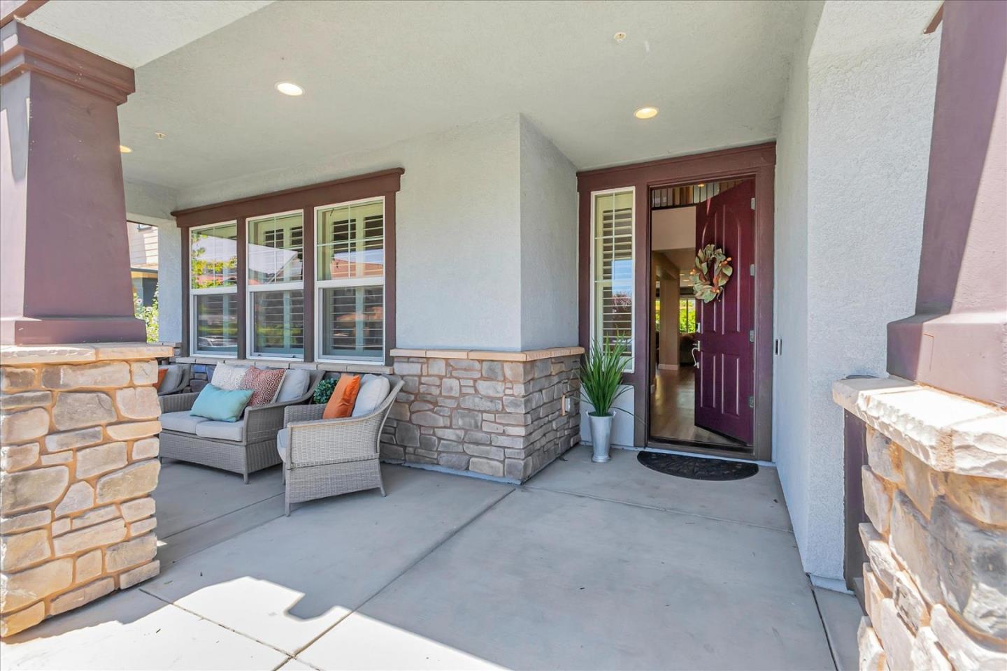 Detail Gallery Image 8 of 99 For 1247 Viognier Way, Gilroy,  CA 95020 - 5 Beds | 4/1 Baths