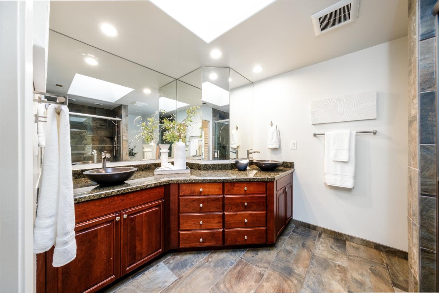 Detail Gallery Image 13 of 31 For 18400 Overlook Rd #70,  Los Gatos,  CA 95030 - 3 Beds | 2/1 Baths