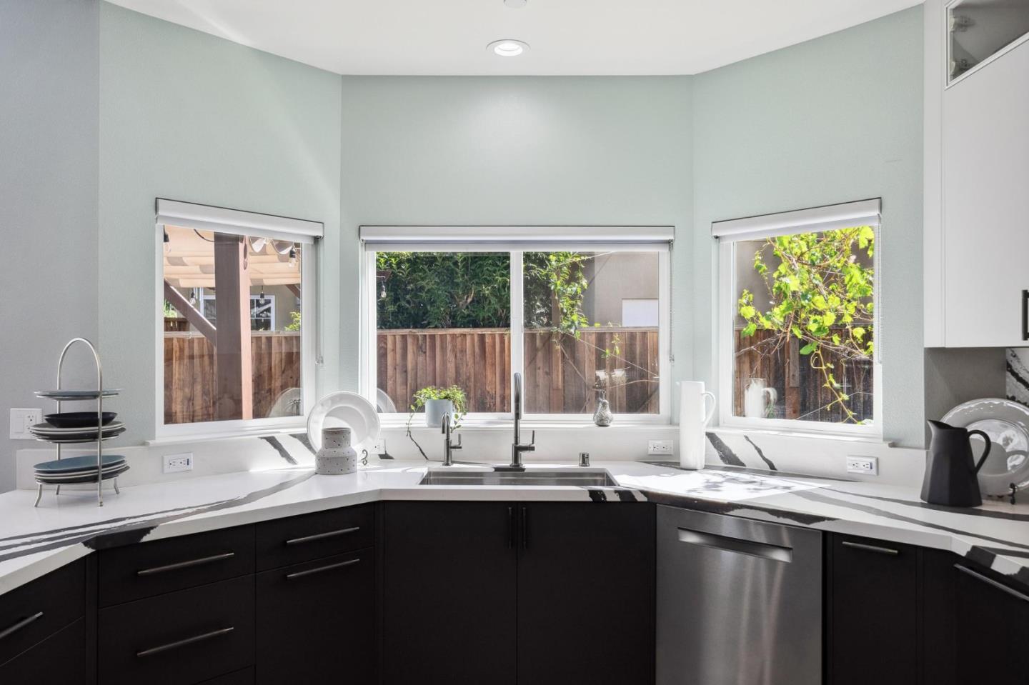 Detail Gallery Image 8 of 20 For 131 Anchor Bay Ter, Sunnyvale,  CA 94086 - 4 Beds | 2/1 Baths
