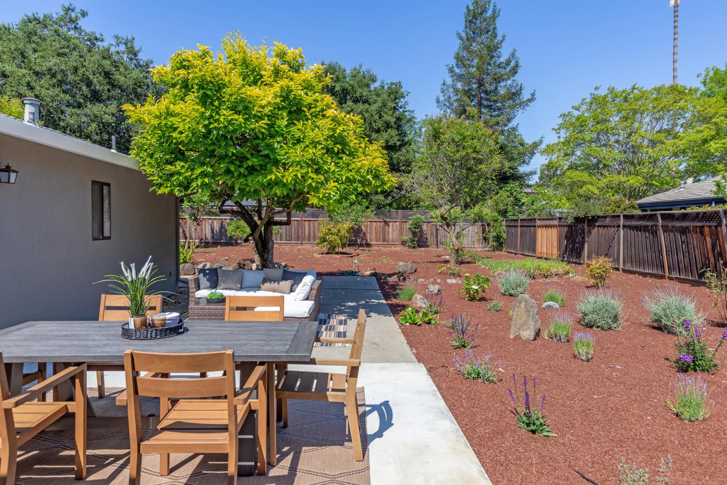 Detail Gallery Image 21 of 27 For 1360 Oakhurst Ave, Los Altos,  CA 94024 - 4 Beds | 2 Baths