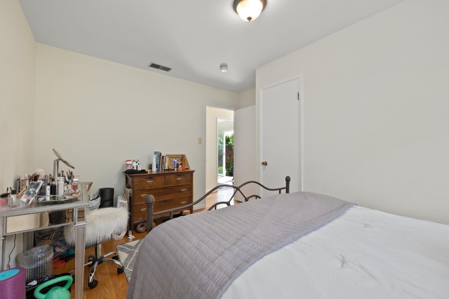 Detail Gallery Image 12 of 20 For 1525 Greenwood Ave, San Carlos,  CA 94070 - 2 Beds | 1 Baths