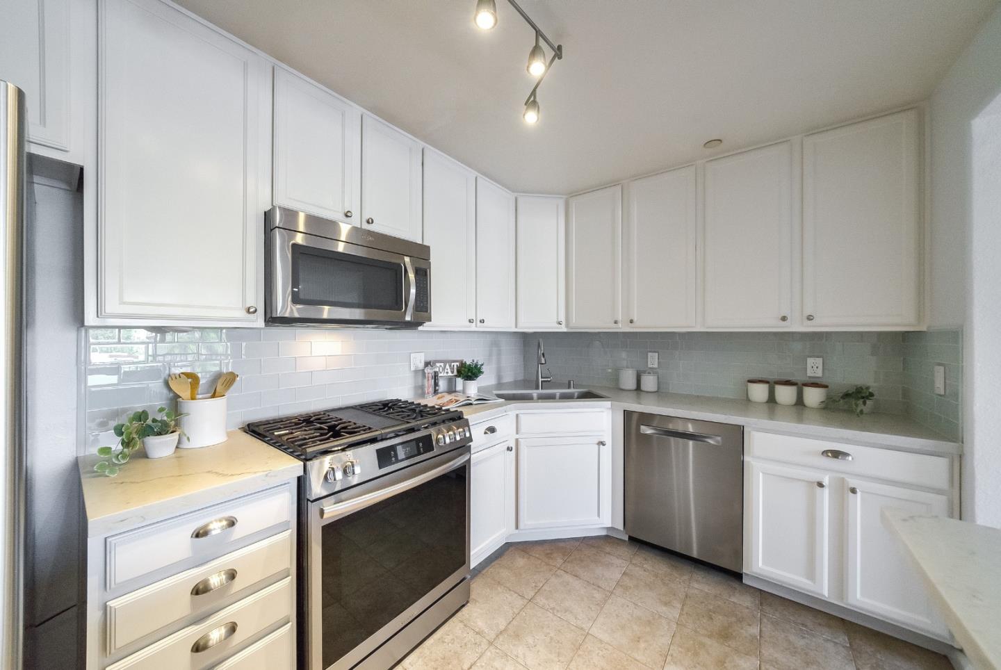 Detail Gallery Image 11 of 36 For 134 Carroll St #301,  Sunnyvale,  CA 94086 - 3 Beds | 2 Baths