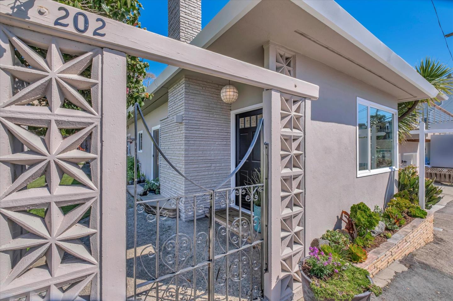 Detail Gallery Image 2 of 36 For 202 Terrace Way, Capitola,  CA 95010 - 3 Beds | 2/1 Baths