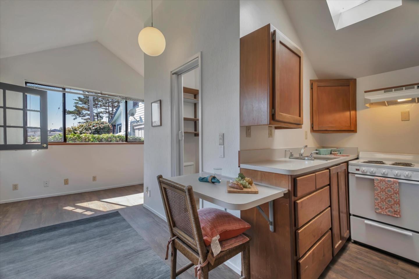 Detail Gallery Image 5 of 9 For 204 Terrace Way, Capitola,  CA 95010 - 1 Beds | 1 Baths
